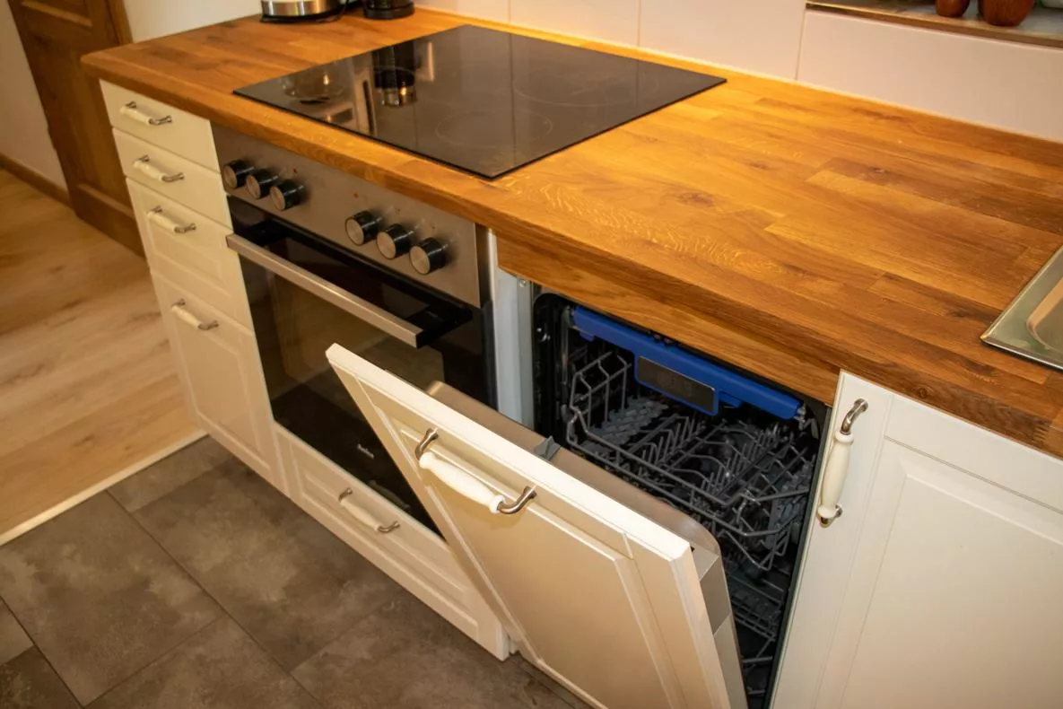 Oven and dishwasher