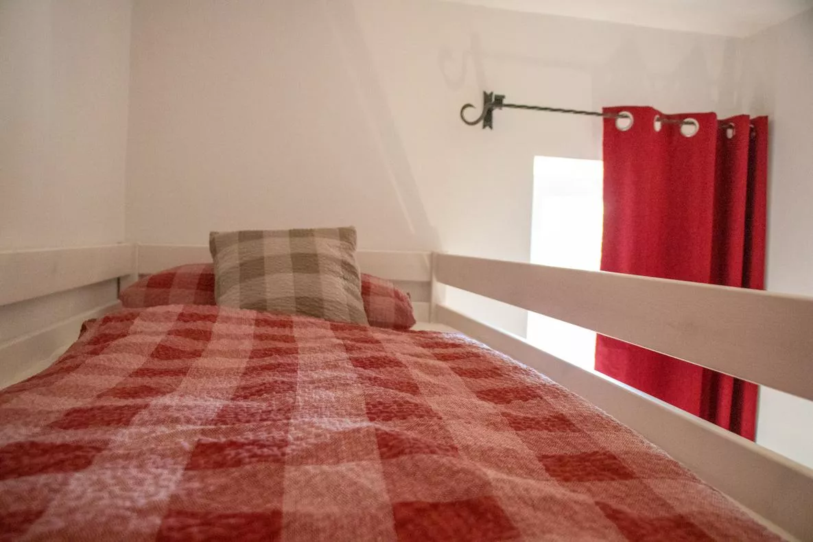 Upper bunk bed